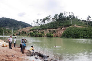 Gần 11 m3 gỗ trục vớt dưới lòng hồ thủy điện Sê San 3A vẫn vô chủ