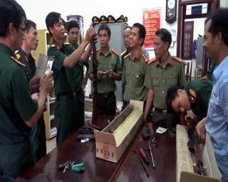 Phát hiện xe khách chở đầy súng đạn
