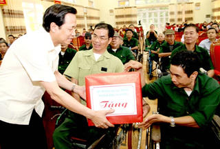 Người có công định cư ở nước ngoài sẽ được hưởng chính sách