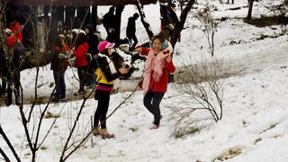 Du khách thích thú với băng tuyết ở vùng cao