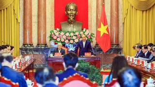 Tổ chức hội nghị bàn tròn  lắng nghe ý kiến của nhân sĩ, trí thức