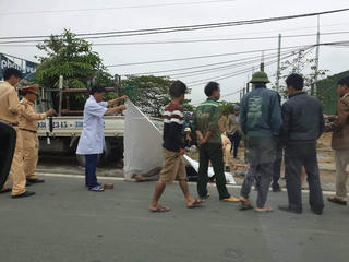 Đâm vào đuôi xe tải đỗ bên đường, 3 cha con thương vong