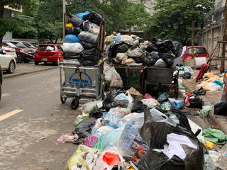 Ùn ứ rác thải tại quận Nam Từ Liêm: Công nhân vệ sinh đình công, đòi trả lương