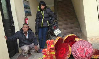Cha và con cùng buôn bán… pháo lậu