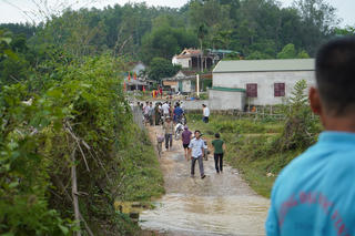 Theo người lớn gặt lúa, 2 cháu bé đuối nước thương tâm
