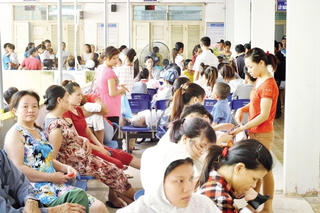 Chống chọi với nắng nóng 40 độ: Nhiều người nhập viện