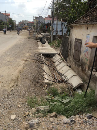 Người dân bức xúc bên công trình trăm tỷ