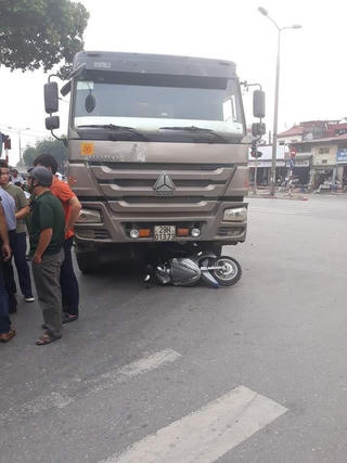 Một người phụ nữ tử vong tại chỗ vì va chạm với xe tải
