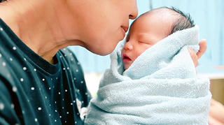Tránh nguy cơ nhiễm virus RSV: Tuyệt đối không 'thơm' vào mặt trẻ