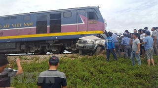 Va chạm tàu hỏa và ôtô, 4 người thương vong