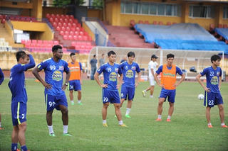 V.League 2015: Nóng 2 đầu bảng xếp hạng