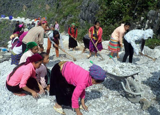 Đổi thay mạnh mẽ nơi vùng khó