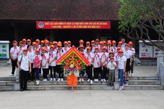 Đoàn thiếu nhi kiều bào ở Lào thăm quê Bác mùa sen nở