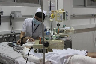 Bé gái bị 'mẹ tưới xăng đốt' đã qua giai đoạn sốc bỏng