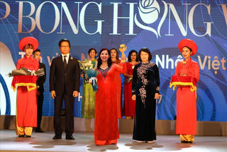 Cúp Bông hồng Vàng tôn vinh 100 nữ doanh nhân Việt Nam tiêu biểu