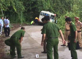 Xe chở đoàn khách du lịch Singapore gặp nạn khi đổ đèo Bạch Mã