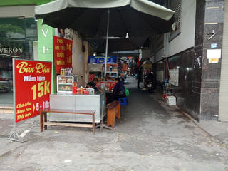 [ẢNH] Hà Nội: Quán ăn, trà đá vỉa hè vẫn mở bán tràn lan