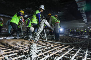 [ẢNH] Xuyên đêm để hợp long các khớp nối bản trung chuyển nhà ga ngầm S9