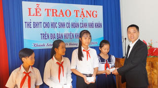 Tặng bảo hiểm y tế cho học sinh, sinh viên nghèo