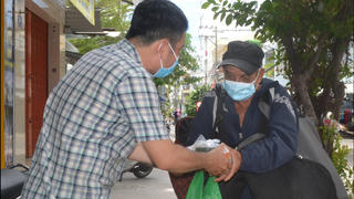 Những hộp cơm nghĩa tình ngày giãn cách ở phố biển Nha Trang