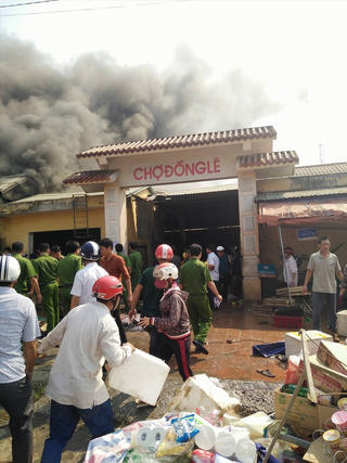 Cháy cửa hàng săm lốp, cả chợ phát hoảng