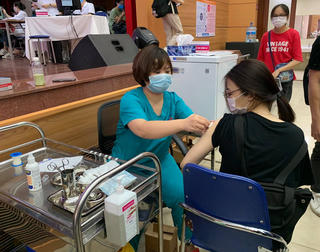 Đẩy nhanh tốc độ tiêm chủng và xét nghiệm