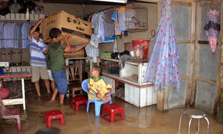 Nửa tháng, 4 lần chạy lũ