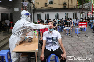 Hà Nội: Thêm 1 người bán tôm, lấy hàng ở chợ Long Biên và 1 công nhân công ty Denso dương tính