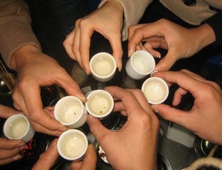 Nhiều nguy cơ khi người trẻ nghiện rượu bia