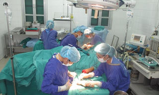 Nối thành công 2 bàn tay đứt lìa cho 1 công nhân