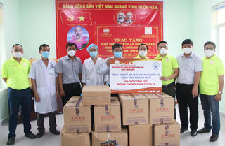 Quảng Ngãi: Trao tặng thiết bị y tế phòng, chống dịch Covid-19