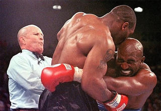 Mike Tyson cắn Evander Holyfield: Không chỉ mất một vành tai