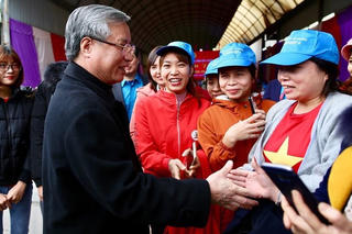 Thường trực Ban Bí thư dự ‘Tết sum vầy’ với công nhân Bắc Giang