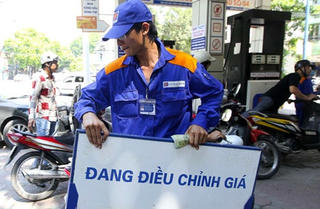 Xăng giảm thêm 768 đồng/lít