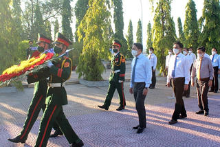Lãnh đạo tỉnh Khánh Hòa viếng Nghĩa trang Liệt sĩ Hòn Dung