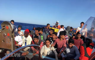 Hải quân Hoàng gia Maroc giải cứu 204 người di cư bất hợp pháp