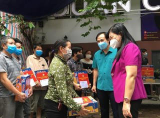 Hỗ trợ người nghèo vượt qua dịch bệnh