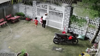 [VIDEO] Thót tim 2 cháu nhỏ suýt bị cánh cổng sắt đổ ập vào người