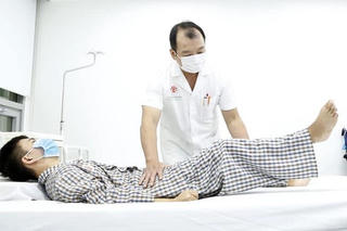Chàng trai trẻ có dáng đi kỳ lạ, hai chân khuỳnh ra 2 bên