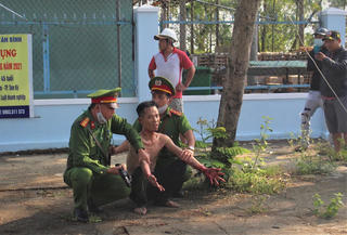 Quảng Nam: Thanh niên ngáo đá tự cắt tay mình, náo loạn đường phố