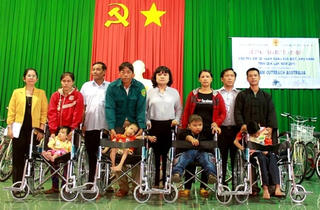Tặng quà trẻ em có hoàn cảnh đặc biệt khó khăn ở vùng sâu Đắk Lắk