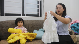 Chia sẻ công việc của người phụ nữ với gia đình trong bối cảnh Covid-19