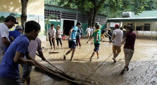 Huy động lực lượng, tích cực giúp đỡ người dân vùng thiên tai