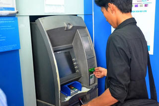 Đảm bảo các máy ATM hoạt động thông suốt trong dịp Tết