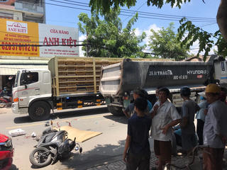 Xe máy và xe ben va chạm giữa trưa, 2 người thương vong