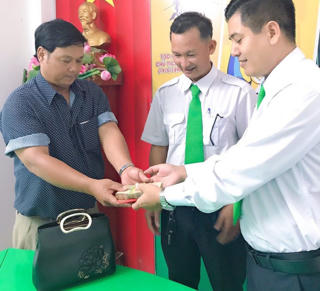 Tài xế taxi trả lại túi xách có gần 200 triệu đồng cho người đánh rơi