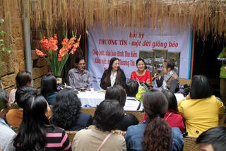 Nghệ sĩ ra hồi ký: Khéo là 'vạch áo...'