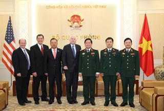 Bộ trưởng Quốc phòng tiếp đoàn Ủy ban Quân lực Thượng viện Hoa Kỳ