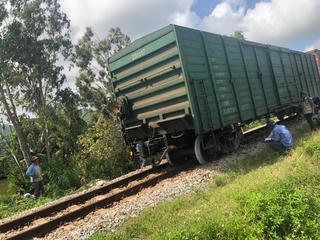 Tàu chở hàng bị trật đường ray đoạn qua Quảng Ngãi