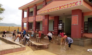 Dọn bùn lũ, đón học sinh trở lại trường